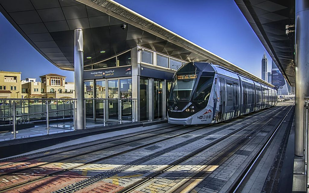 Capture Dubai’s public transportation such as trams, metros or buses through mobile’s camera