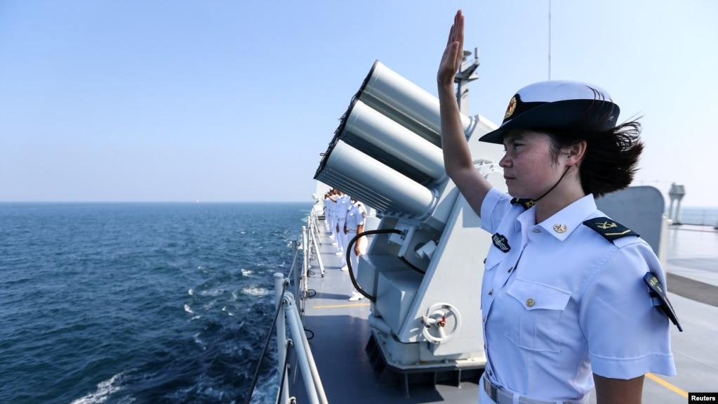 资料照:中国海军女兵在中俄海军在广东湛江举行的联合海军演习结束时向俄罗斯军人挥手致意。(2016年9月19日)
