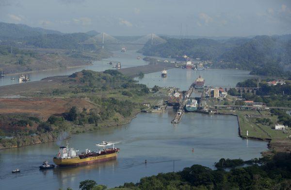 Những con tàu đi qua Kênh đào Panama gần Thành phố Panama vào ngày 11/05/2016. Ban đầu dự kiến hoàn thành vào tháng 10/2014, Kênh đào Panama mới mở rộng sẽ được khánh thành vào ngày 26/06, được thiết kế để tiếp nhận những con tàu lớn được gọi là “New Panamax.” (Ảnh: AP Photo/Arnulfo Franco)