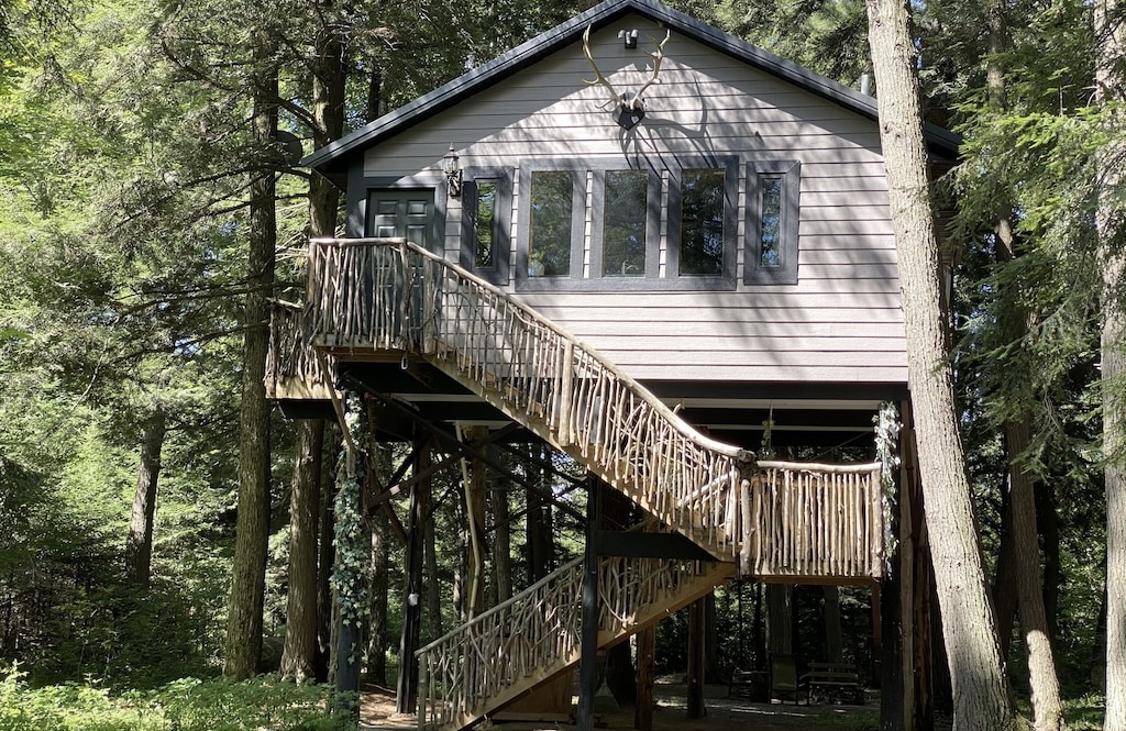Spacious Tree House w/ River & Trail Access - Adventure-Filled Wisconsin Treehouse with Wilderness Resort Vibes