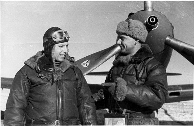 Советский ас Александр Покрышкин на фоне американского Р-39N «Airacobra» 