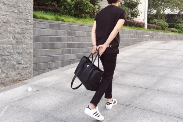 Áo phông, quần jean và giày Adidas sử kết hợp kinh điển của giới thời trang