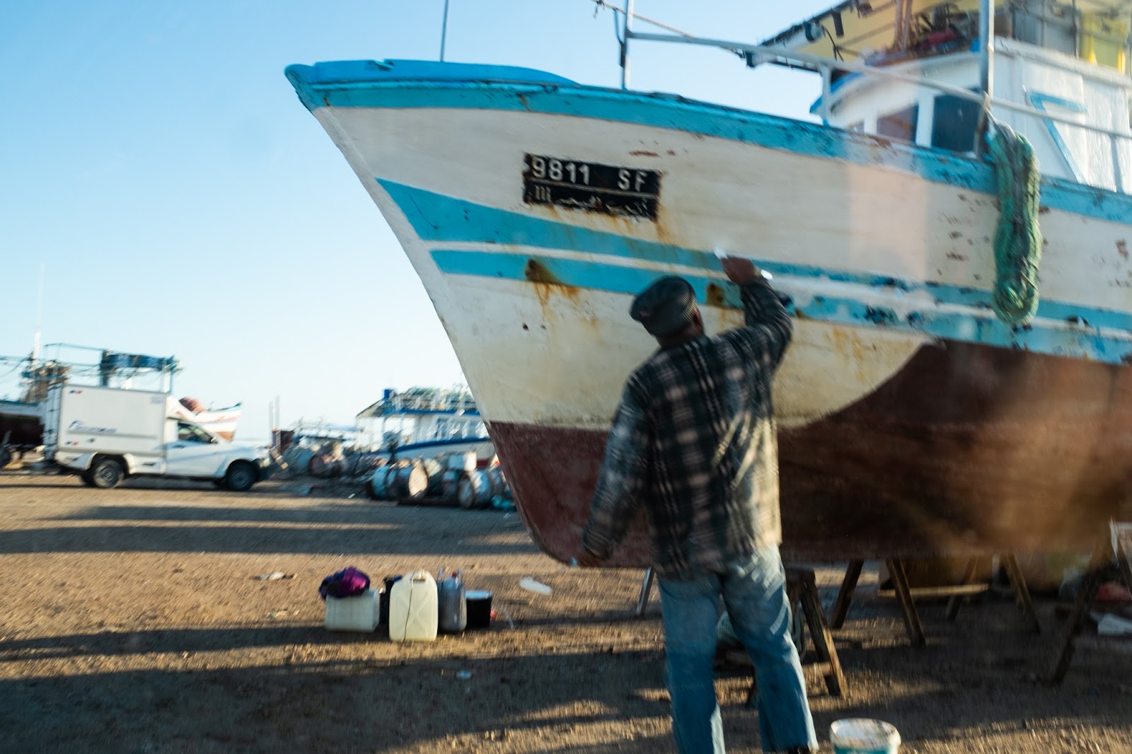 Reparatur eines kleinen Fischerboots auf der Insel Kerkennah. Hunderte von kleinen Fischerbooten sind dazu übergegangen, illegal Schleppnetze zu verwenden, weil sie profitabler sind als die handwerkliche Fischerei. Foto: ©Davide Mancini