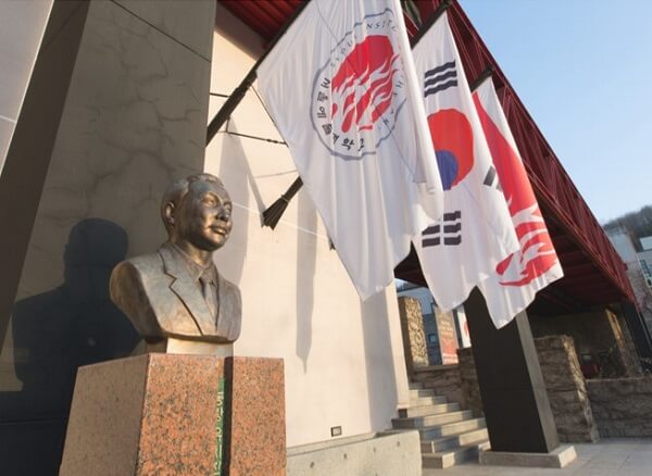 Tượng Yoo Chi-Jin - Người sáng lập trường Nghệ thuật Seoul