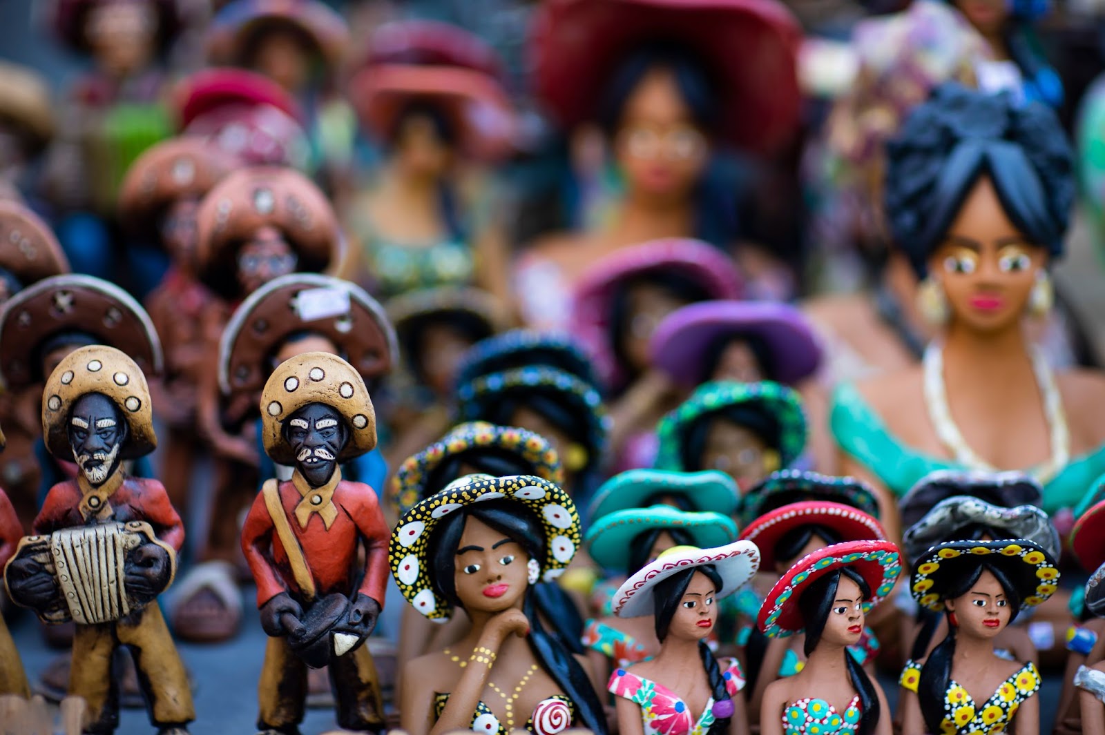 Bonecos de barro feitos artesanalmente, itens tradicionais vendidos nos mercados públicos de Recife.