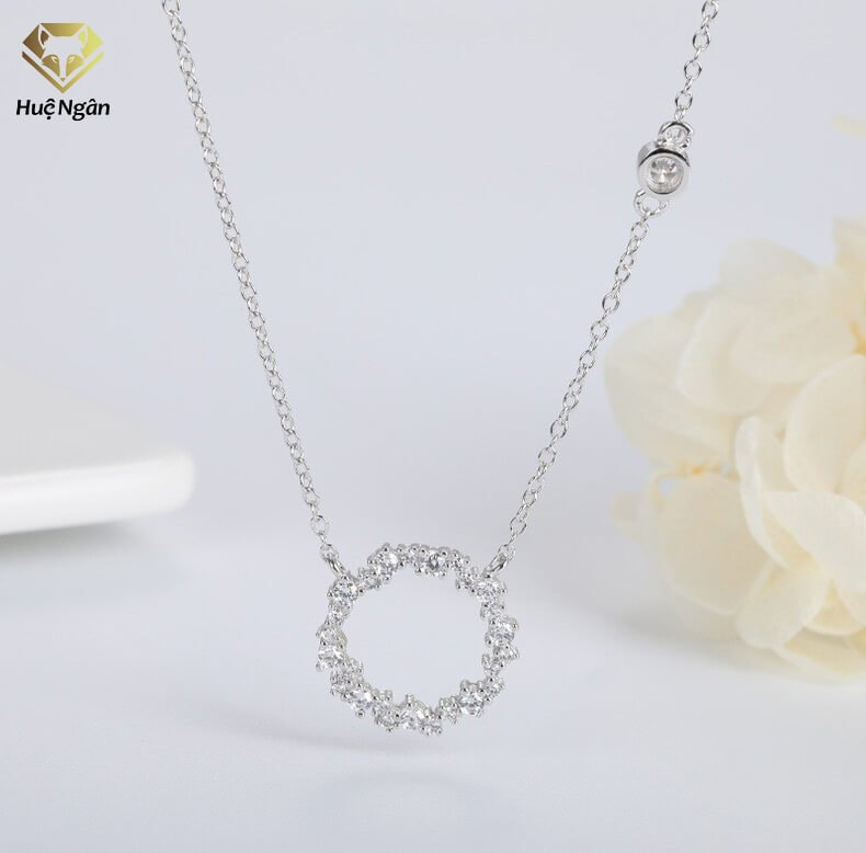Màu sắc dây chuyền nên phù hợp với trang phục