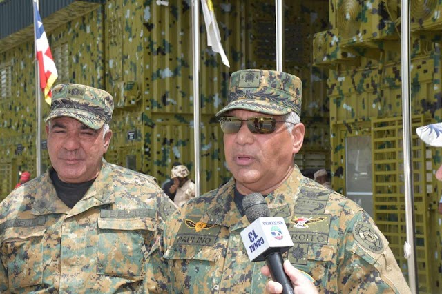 El Ministro de Defensa y Comandante General del Ejército, supervisan los puestos militares en la frontera sur del país.