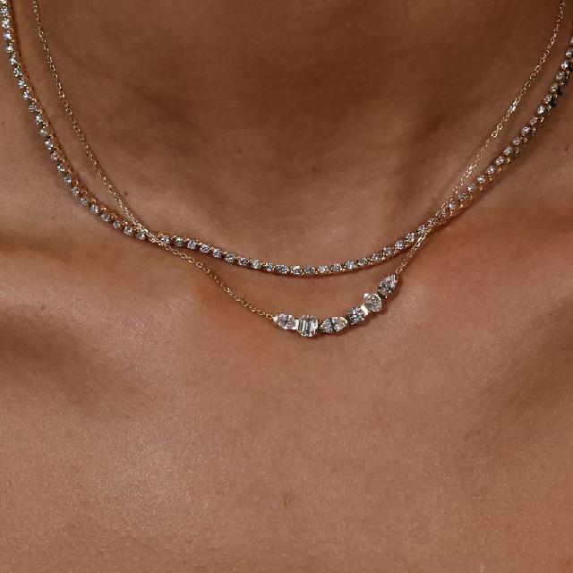 A person wearing a necklace

Description automatically generated