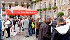 Diskutierende Demonstranten, NGG-Zelt vor dem Rathaus Düsseldorf.