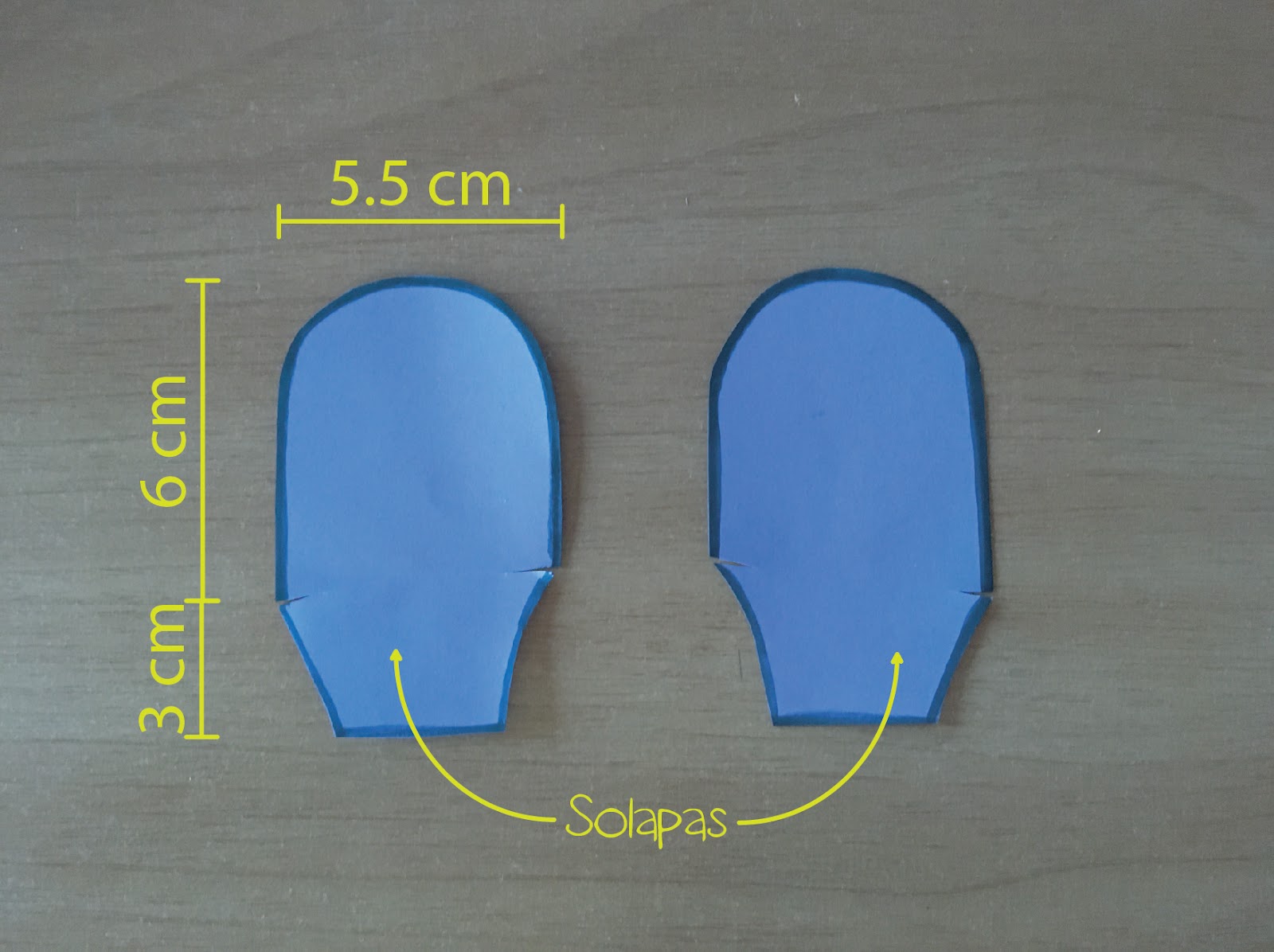 Dimensiones de los soportes para los ojos en cartulina.