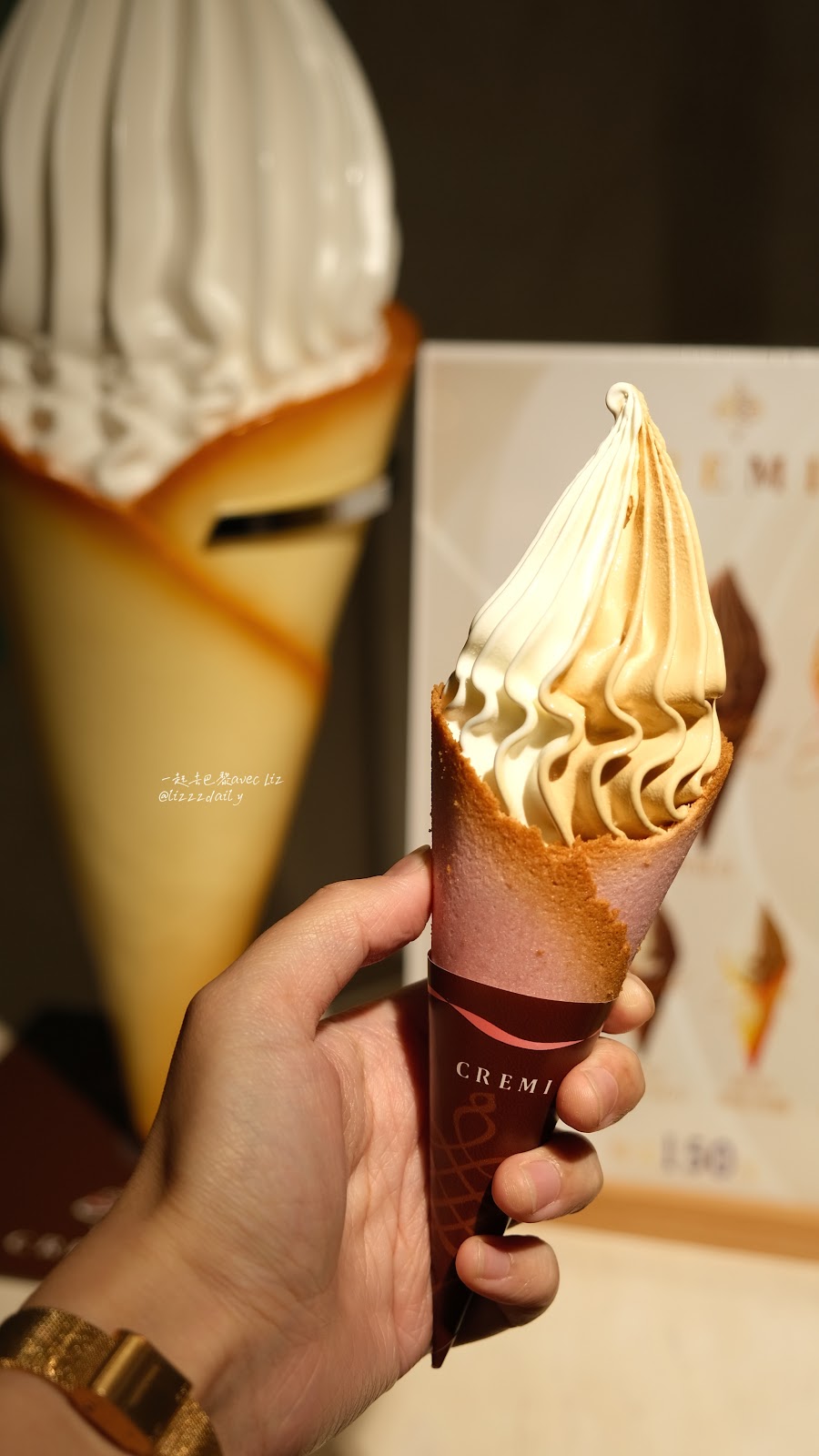 桃園大江購物中心 CREMIA 北海道冰淇淋之神 覆盆莓口味餅皮搭配綜合蹦出酸鹹甜交錯的口味！