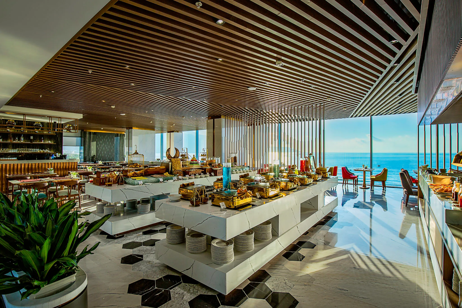 Top 5 khách sạn 4 sao Đà Nẵng có nhà hàng ngon nhất 1 - Không gian sang trọng của nhà hàng The Riviera.