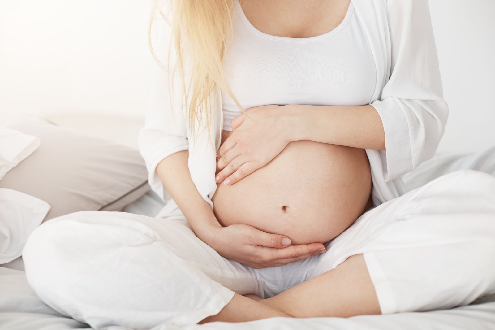 femme enceinte en tenue blanche - 
grossesse