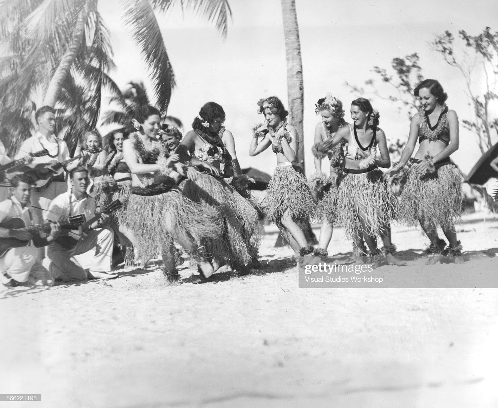 D:\Documenti\posts\posts\Miami\foto\spiagge\two-native-hawaiian-hula-instructors-princesses-hilo-kuku-and-mauna-picture-id566221195.jpg