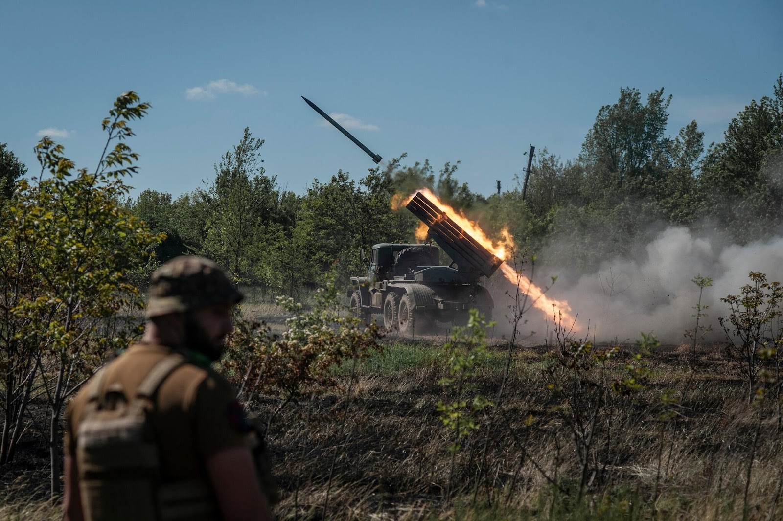 Український екіпаж БМ-21 «Град» веде вогонь по російських позиціях. Околиці Бахмута, травень 2023 року