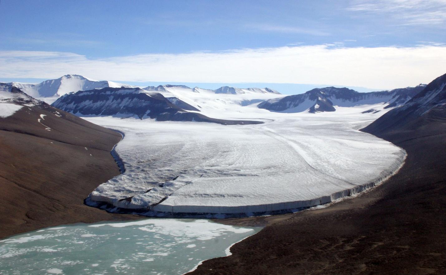 C:\Users\LENOVO\Desktop\Upper_Victoria_Glacier.jpg
