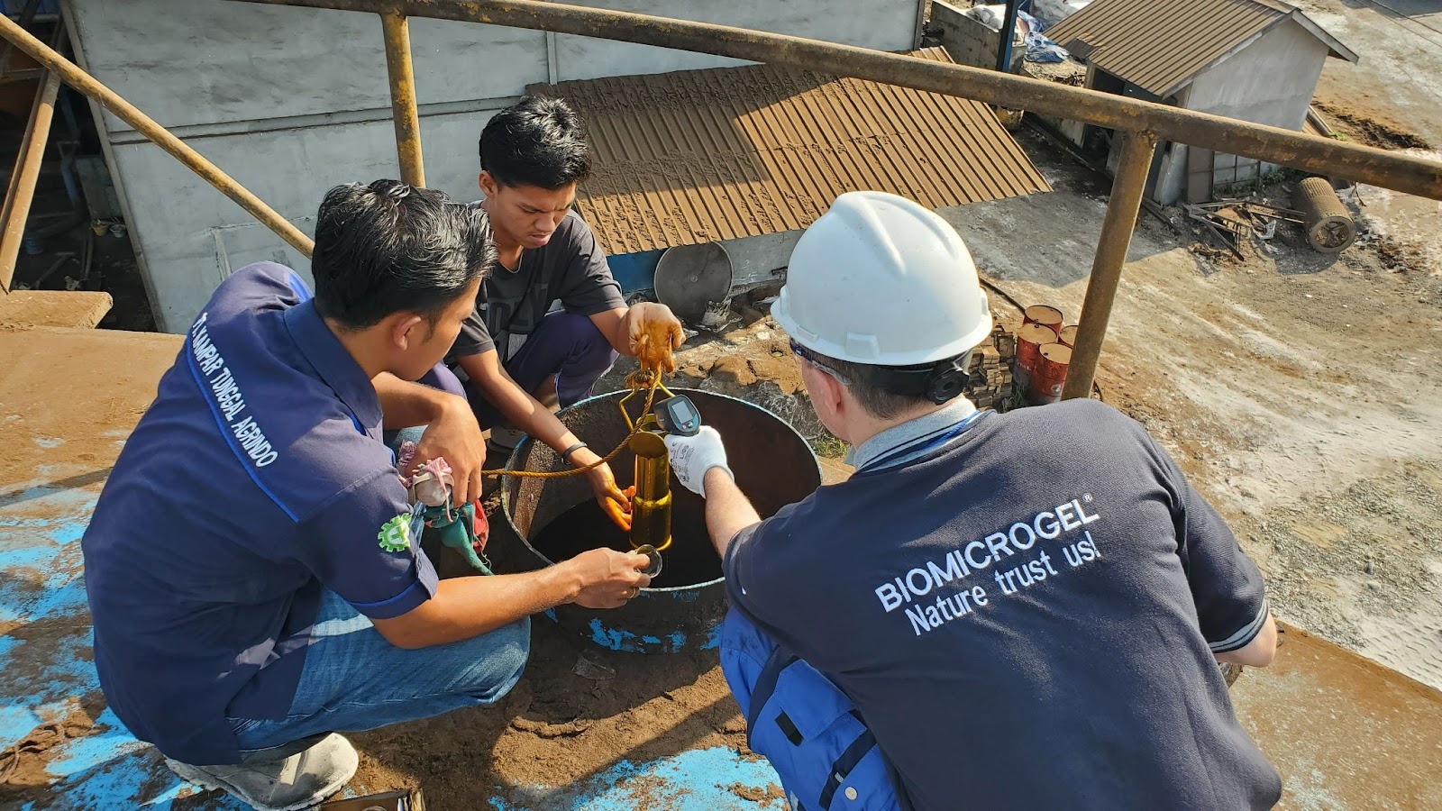 Biomicrogel specialists conduct measurements in an oil extraction factoty