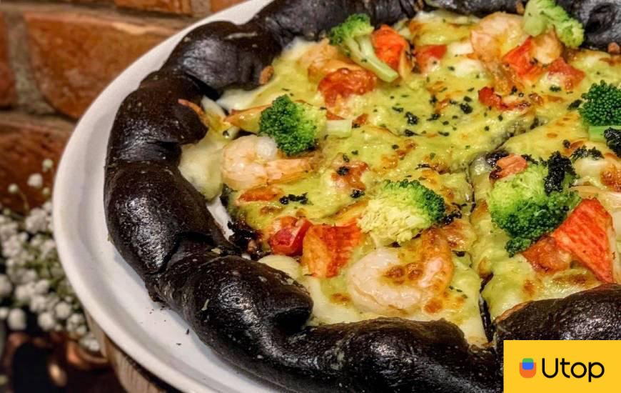 Pizza “đen” độc đáo!