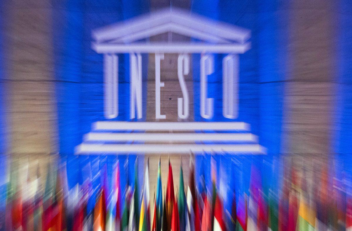 Logo của Tổ chức Giáo dục, Khoa học, và Văn hóa của Liên Hiệp Quốc (UNESCO) ở Paris vào ngày 12/11/2013. (Ảnh: Jacques Brinon/AP Photo)