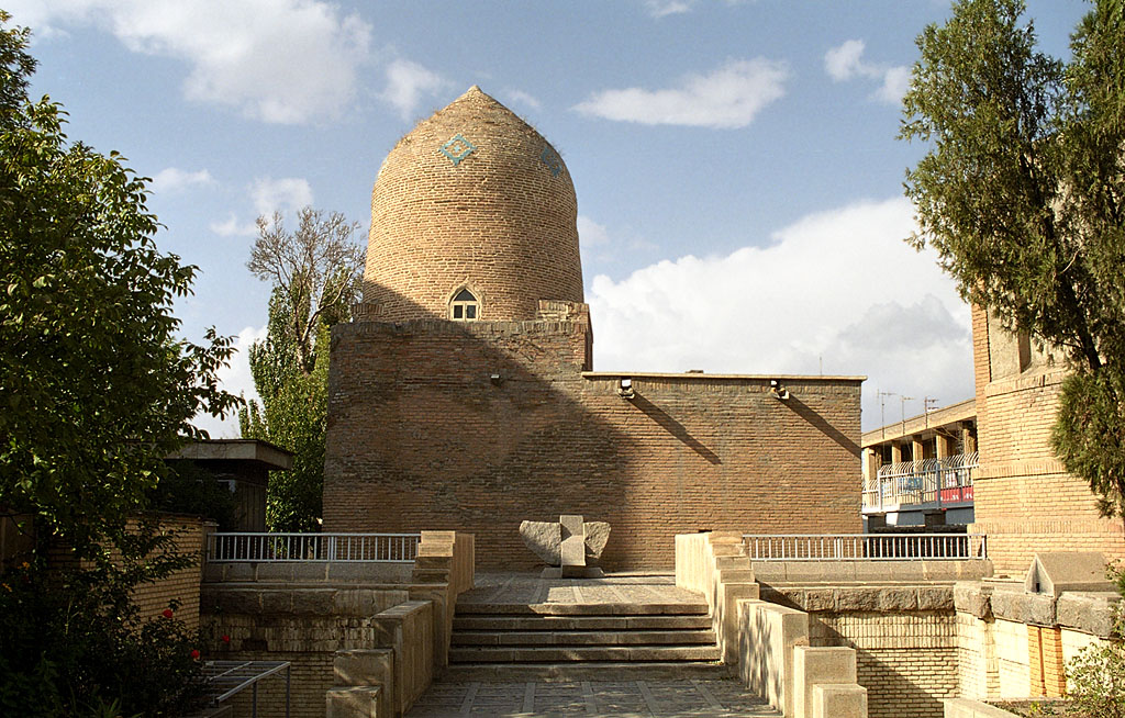 Hamadan_-_Mausoleum_of_Esther_and_Mordechai.jpg