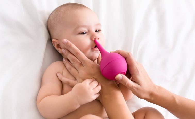 嬰兒呼吸困難有可能因為鼻腔裏面有物件堵塞
﻿