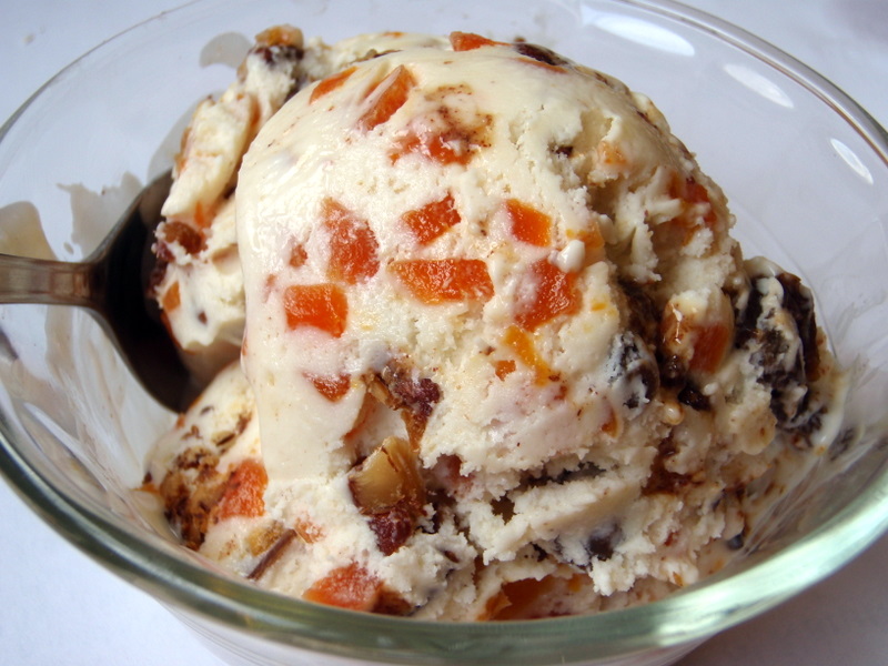 https://upload.wikimedia.org/wikipedia/commons/7/72/Carrot_cake_ice_cream.jpg
