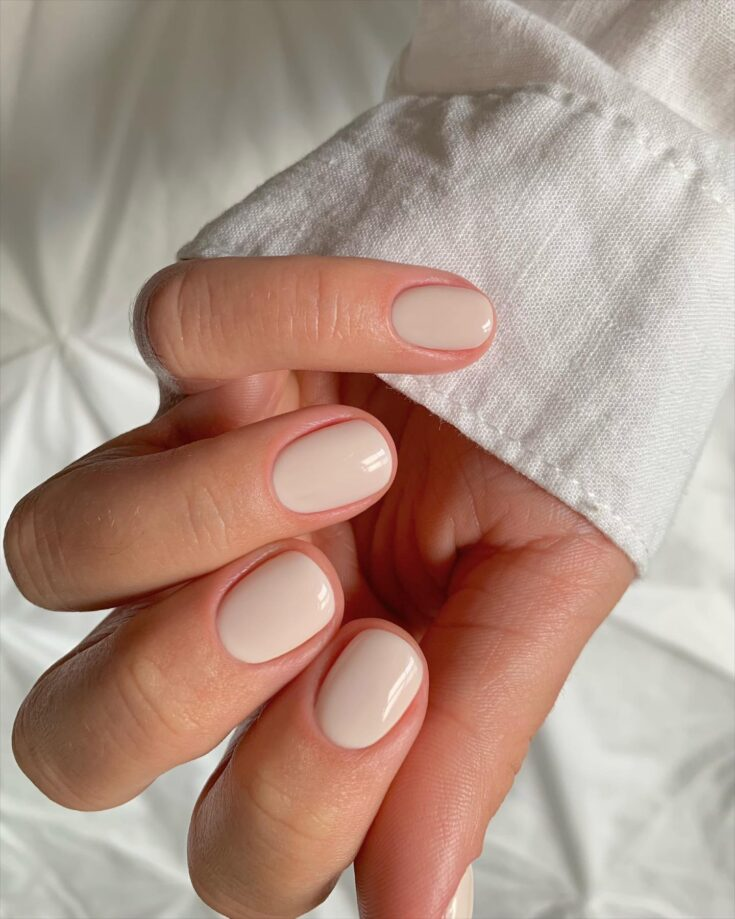 The nude cute short nails is all you need for a subtle and elegant look