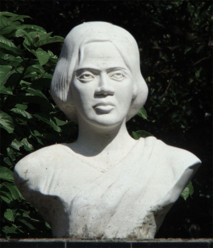 https://upload.wikimedia.org/wikipedia/commons/c/cd/Pritilata_Half_statue.jpg