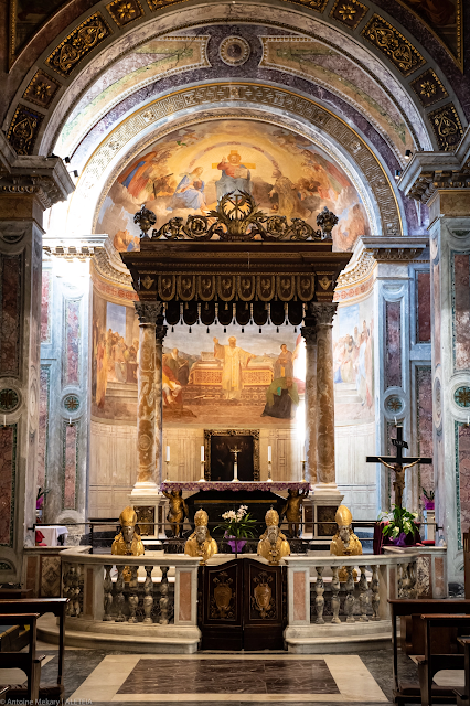 Viếng Vương cung thánh đường San Nicola ở Carcere, giữa thiêng liêng và thế tục