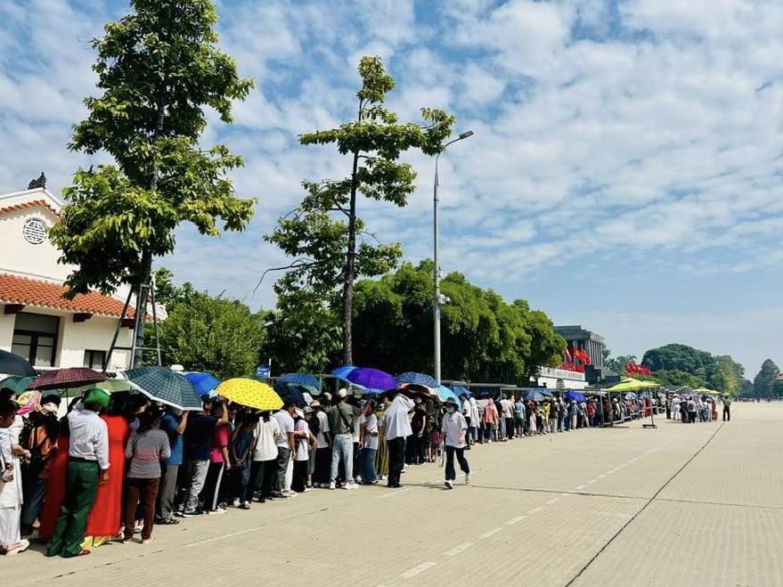 Hàng dài người xếp hàng vào Lăng viếng Chủ tịch Hồ Chí Minh trong ngày 2/9 - Ảnh 4.