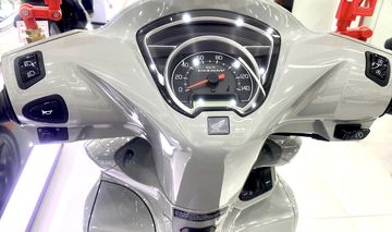 Hộc đựng đồ phía trước của Honda Vision 2023 nay được nâng cấp với nắp đậy tiện dụng