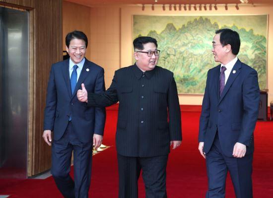 북한 김정은(가운데) 국무위원장과 임종석(왼쪽) 전 청와대 비서실장이 2018년 4월 판문점 평화의 집에서 대화를 나누며 이동하고 있다. 오른쪽은 조명균 전 통일부 장관./뉴시스