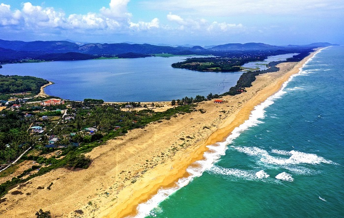 Tour du lịch Quảng Ngãi -  Làn nước trong xanh cùng bãi cát vàng đặc trưng của biển Sa Huỳnh