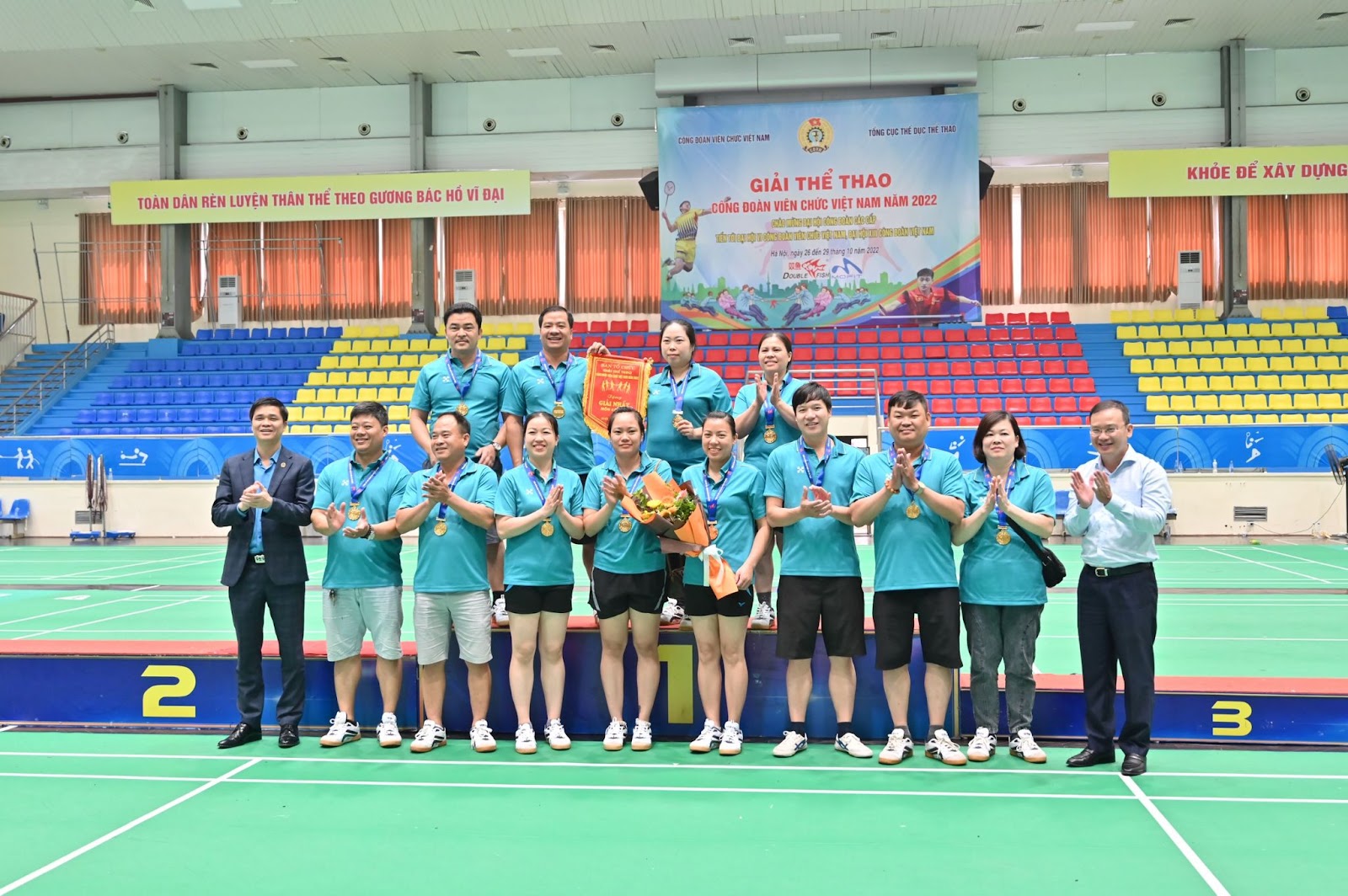 Ban Tổ chức trao Huy chương cho các đội thi đấu xuất sắc (Ảnh: Linh Chi)