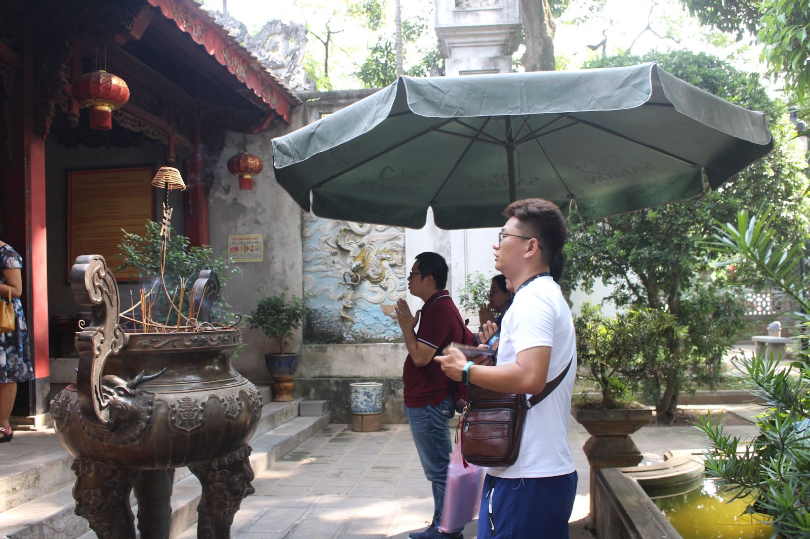 Pengunjung Bersembahyang di Quan Thanh Temple