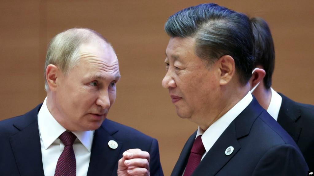 Tổng thống Nga Vladimir Putin (trái) nói chuyện với Chủ tịch Trung Quốc Tập Cận Bình tại một hội nghị thượng đỉnh ở Samarkand, Uzbekistan, vào ngày 16/9/2022.