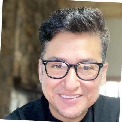 A person wearing glasses

Description automatically generated with medium confidence