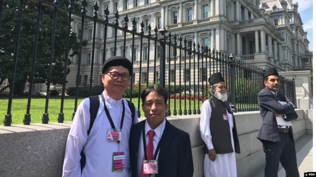 Mục sư Tin Lành A Ga (phải) và đạo hữu Cao Đài Lương Xuân Dương chụp hình lưu niệm trước khi vào Tòa Bạch Ốc gặp Tổng thống Donald Trump chiều ngày 17/7/2019.