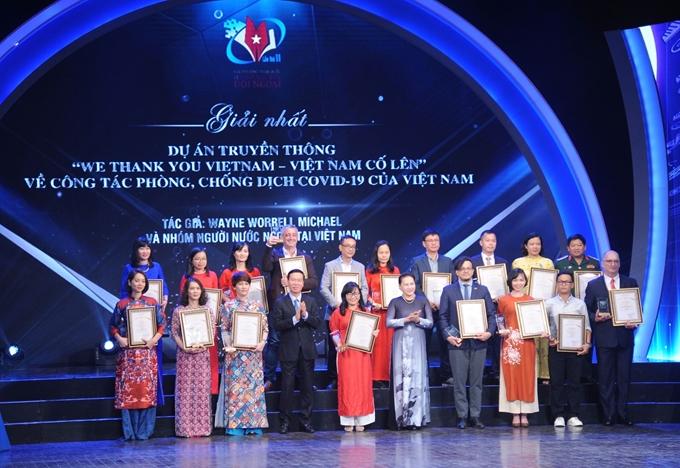 Chủ tịch Quốc hội Nguyễn Thị Kim Ngân và đồng chí Võ Văn Thưởng, Ủy viên Bộ chính trị, Bí thư Trung ương Đảng, Trưởng Ban Tuyên giáo Trung ương trao thưởng cho các tác giả đạt giải Nhất.