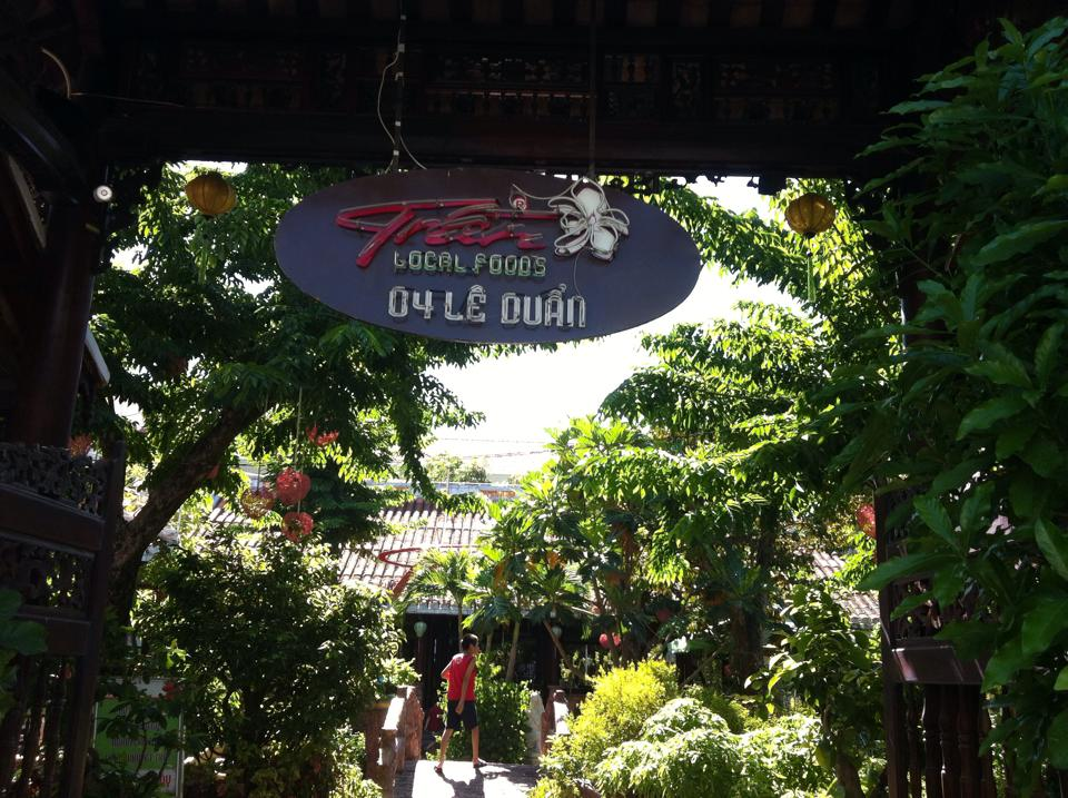 Quán bánh tráng Trần TP Đà Nẵng với rất nhiều cây trái ở từng điểm hùn mang đến không khí hương thụ ẩm thực ăn uống trong sạch cho tới từng thực khách