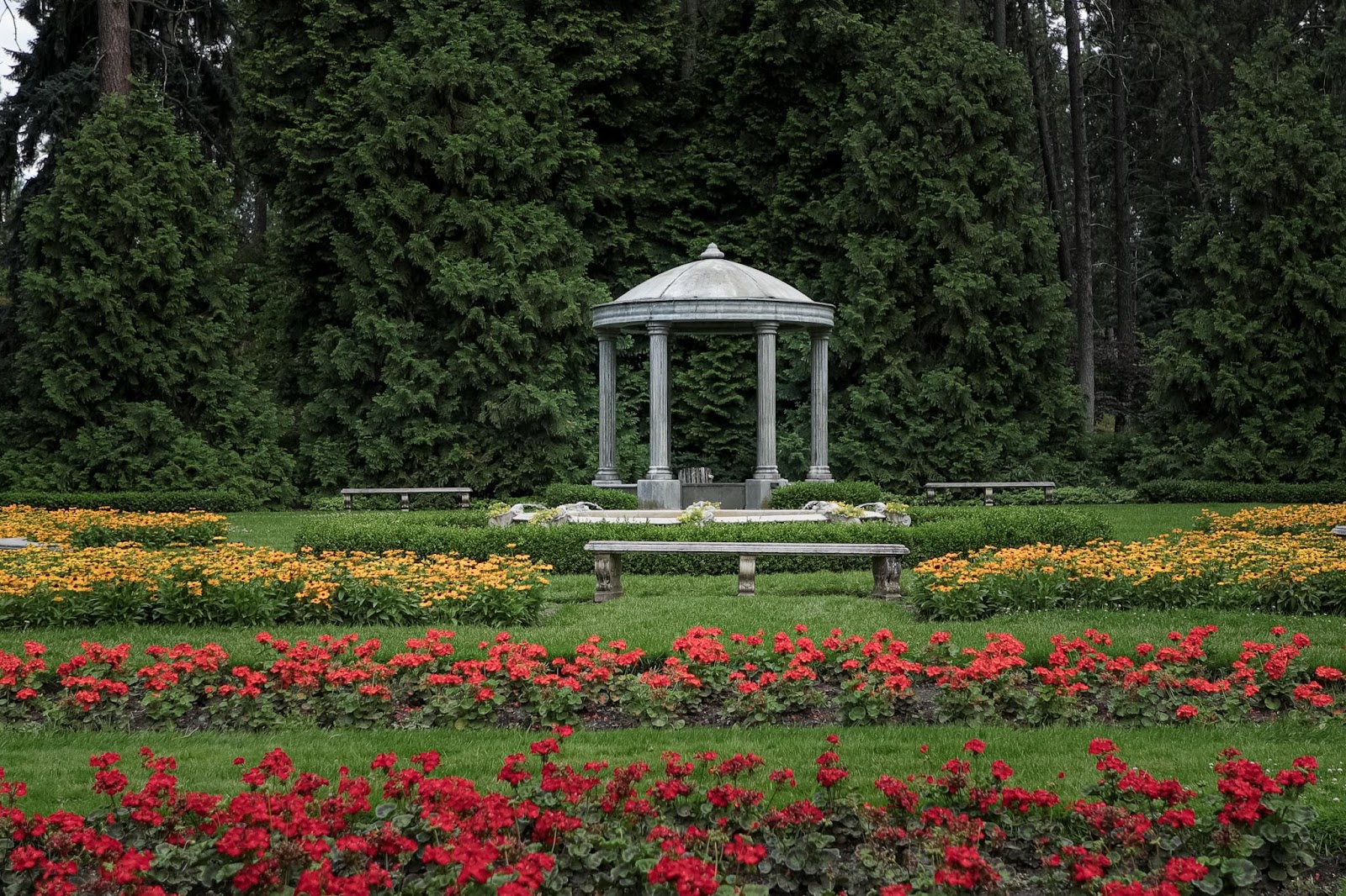 The Duncan Garden Gazebo in Manito Park best place for family photoshoot in spokane