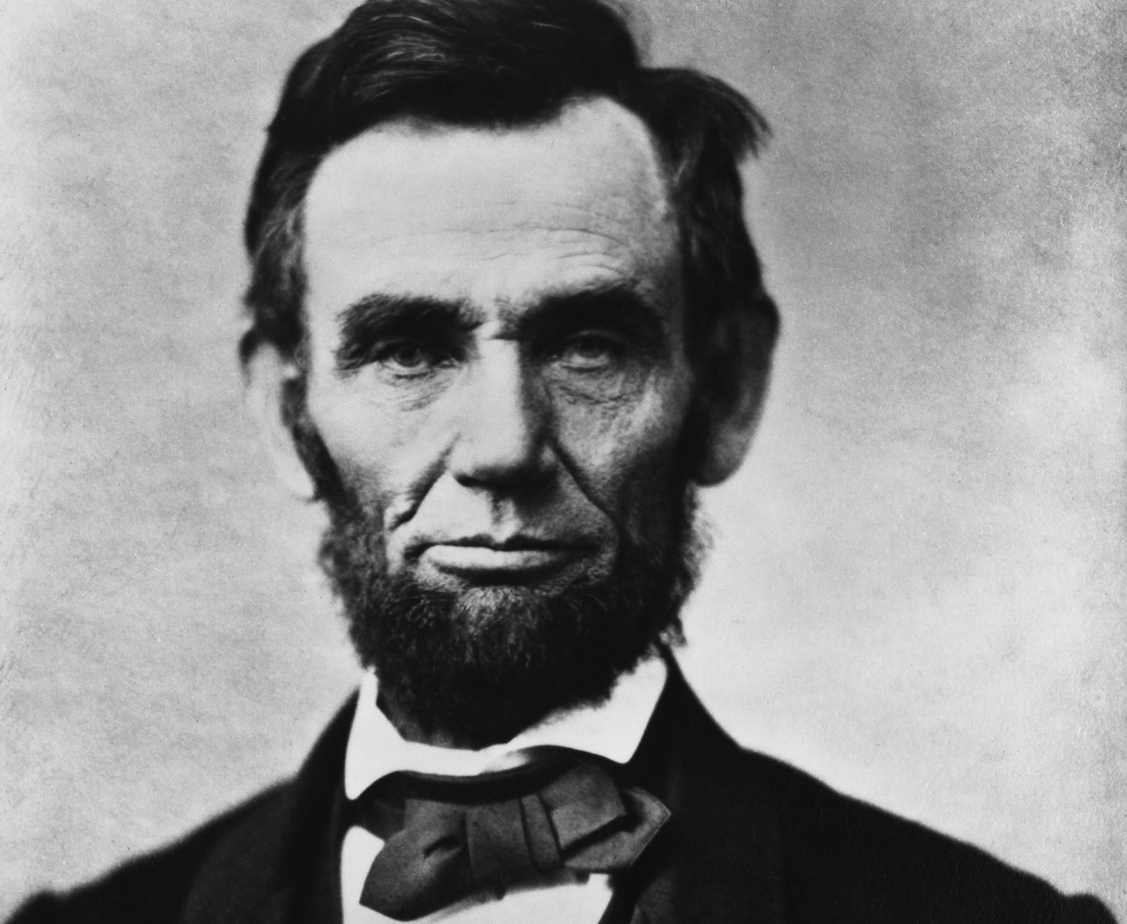 Abraham_Lincoln_head_on_shoulders_photo_portrait.jpg