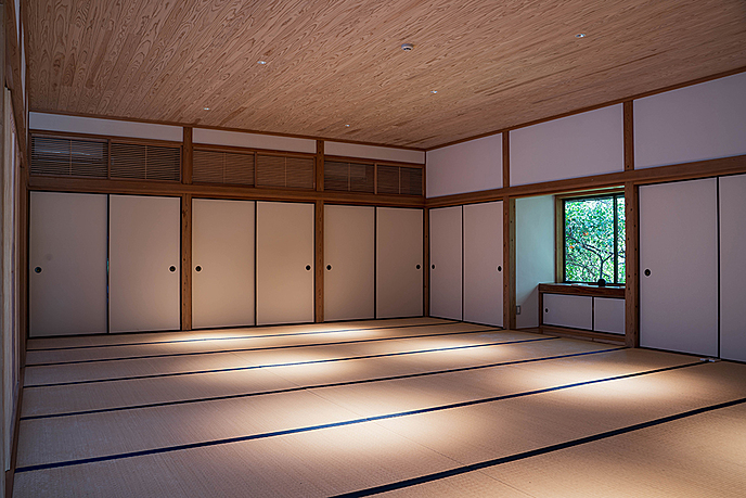 木製床と白い壁がある部屋

低い精度で自動的に生成された説明