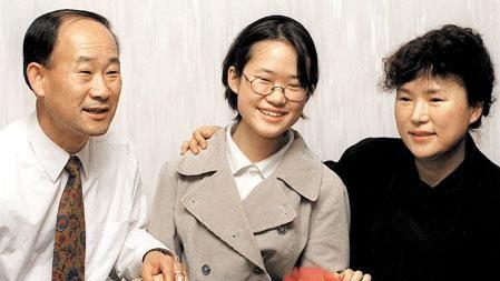 서울 한성과학고 3학년생이던 오승은양이 1998년 12월‘수능 만점’ 소식을 들은 후 부모님과 기뻐하는 모습.