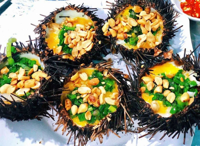 Nhum biển nướng mỡ hành là món ăn rất được ưa chuộng tại Phú Quốc (Nguồn: Internet)