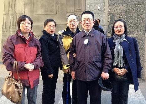 5-9时57分,协和医院高干区太平间大门口,右起,曾长女、俞梅荪、曾之子、曾幼女、曾儿媳。 - 副本