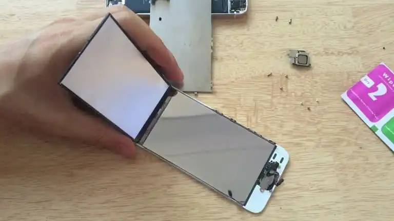Điện thoại iPhone 11 khi xảy ra va đập cũng có thể khiến màn hình bị móp méo và xuất hiện các vết đốm trắng