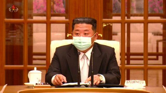 Hình ảnh nhà lãnh đạo Kim Jong-un lần đầu mang khẩu trang trên truyền hình sau khi Bắc Hàn chính thức xác nhận đợt bùng phát dịch Covid đầu tiên