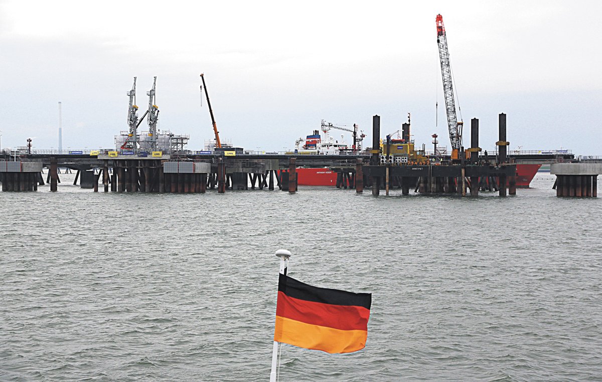 Флаг Германии над терминалом сжиженного природного газа, эксплуатируемым компанией Juniper. Фото: Adam Berry / Getty Images