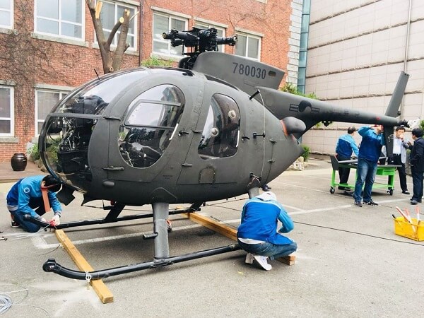 Sinh viên của trường thực tập bảo trì trực thăng